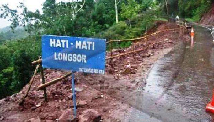 Jalur Pacet-Trawas Putus Teruruk Longsor