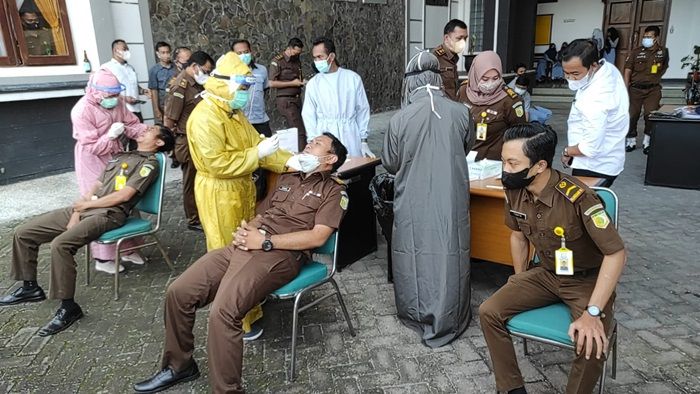 Gelar Swab Antigen, 4 Petugas Kejari Kediri Reaktif Gelar Swab Antigen, 4 Petugas Kejari Kediri Reaktif