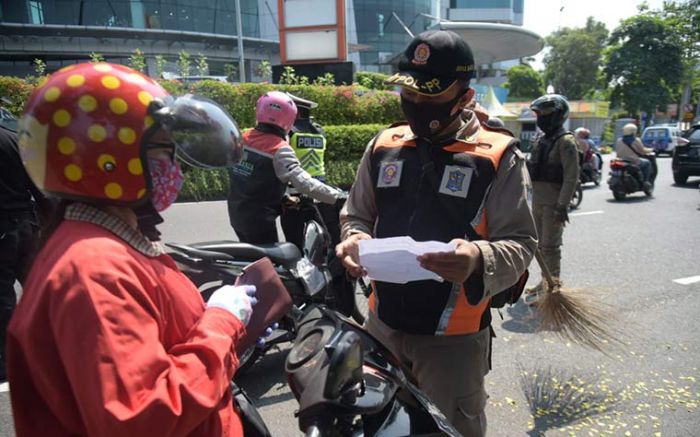 Tak Bawa Surat Bebas Covid-19, Pengendara Wajib Rapid Test Antigen di Tempat Tak Bawa Surat Bebas Covid-19, Pengendara Wajib Rapid Test Antigen di Tempat