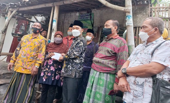 Gus Barra Gerak Cepat Bantu Renovasi Dua Rumah Warga yang Ambruk Akibat Hujan Lebat Gus Barra Gerak Cepat Bantu Renovasi Dua Rumah Warga yang Ambruk Akibat Hujan Lebat