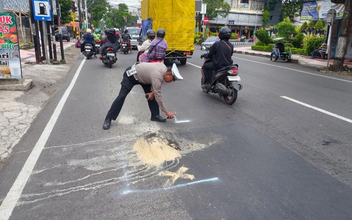 Antisipasi Kecelakaan, Satlantas Polres Blitar Kota Petakan Jalan Berlubang