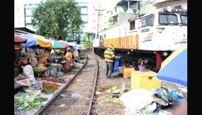 Nekat, Jualan di Rel Kereta Api Dekat Stasiun Pasar Turi