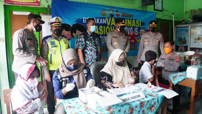 Kapolresta Sidoarjo Tinjau Vaksinasi Anak Usia 6-11 Tahun di SDN Magersari