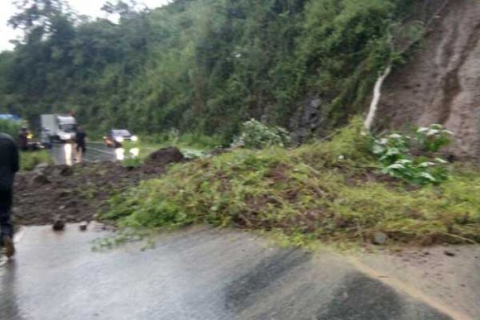 Jalur Pacitan-Ponorogo Kembali Diterjang Longsor Jalur Pacitan-Ponorogo Kembali Diterjang Longsor