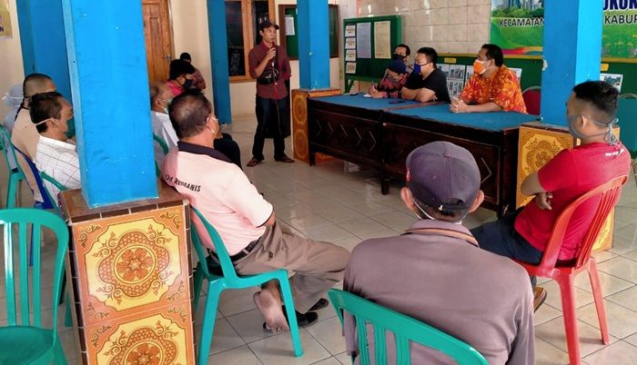 Diduga Ada Nepotisme Soal Pembagian BLT-DD, Warga Sukokerto Probolinggo Luruk Kantor Desa Diduga Ada Nepotisme Soal Pembagian BLT-DD, Warga Sukokerto Probolinggo Luruk Kantor Desa