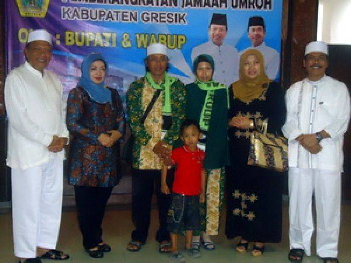 Bupati Gresik Berangkatkan 11 Orang Penerima Umrah Gratis Bupati Gresik Berangkatkan 11 Orang Penerima Umrah Gratis