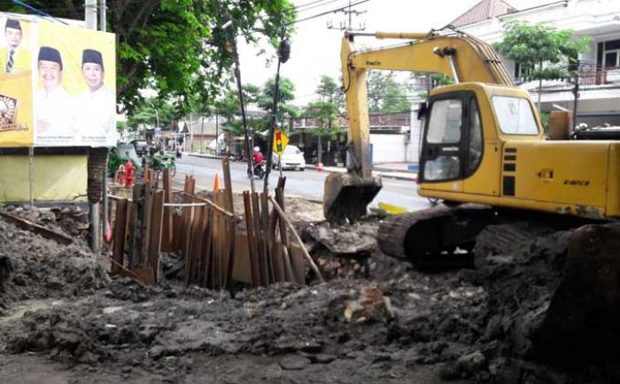 DPD Golkar Gresik Tagih Janji Kontraktor Soal Penuntasan Proyek Box Culvert di depan Kantor