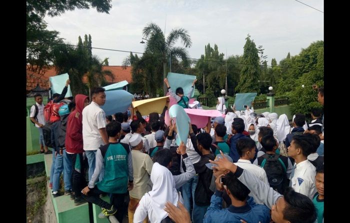 Memalukan, Kasek SMKN 1 Jatirejo Mojokerto Dituntut Mundur Siswanya Memalukan, Kasek SMKN 1 Jatirejo Mojokerto Dituntut Mundur Siswanya