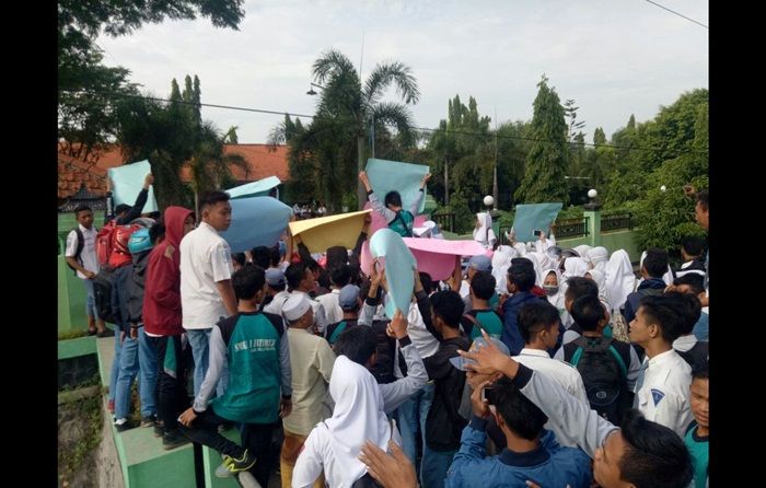 Memalukan, Kasek SMKN 1 Jatirejo Mojokerto Dituntut Mundur Siswanya