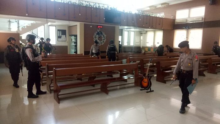 Polres Pamekasan Sterilisasi Sejumlah Gereja Jelang Natal dan Tahun Baru 2020 Polres Pamekasan Sterilisasi Sejumlah Gereja Jelang Natal dan Tahun Baru 2020