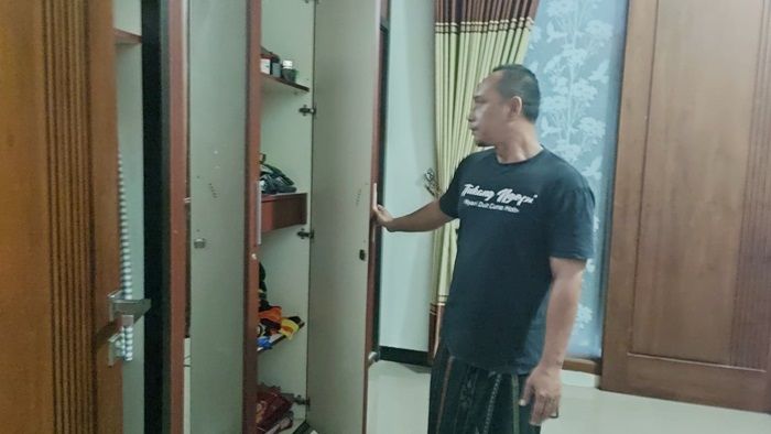 Perampok Bersenjata Api Satroni Rumah Bos Kafe di Gresik, Gasak Uang Puluhan Juta dan Perhiasan Perampok Bersenjata Api Satroni Rumah Bos Kafe di Gresik, Gasak Uang Puluhan Juta dan Perhiasan