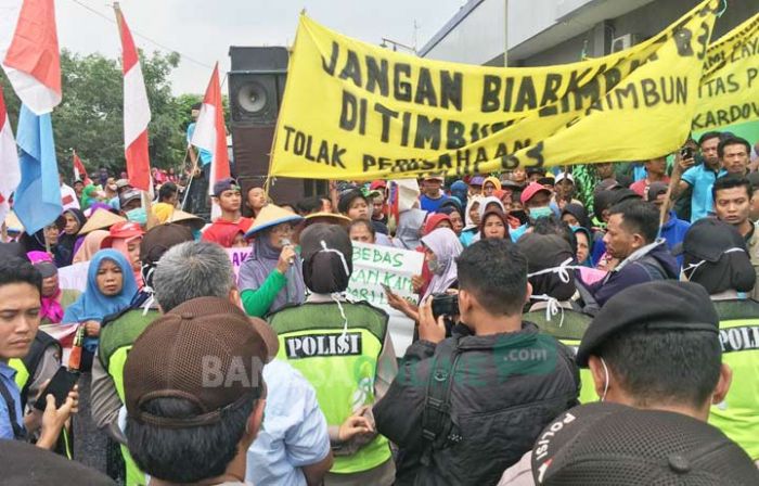 Tuntut Angkat Timbunan Limbah, Pabrik Pengolahan Limbah B3 PT PRIA Didemo Warga