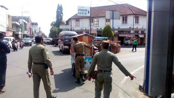 Tinggalkan Rombong di Trotoar, Diangkut Satpol PP Tinggalkan Rombong di Trotoar, Diangkut Satpol PP