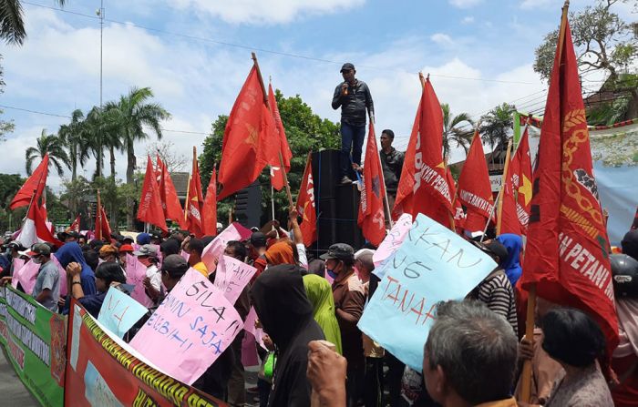 Kantor Perhutani Blitar Digeruduk Ratusan Petani, Tuntut Pembebasan Lahan Tanpa KKN