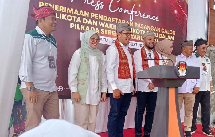Ribuan Relawan Antar Cak Nur-Mas Heli Daftar ke KPU Kota Batu Ribuan Relawan Antar Cak Nur-Mas Heli Daftar ke KPU Kota Batu