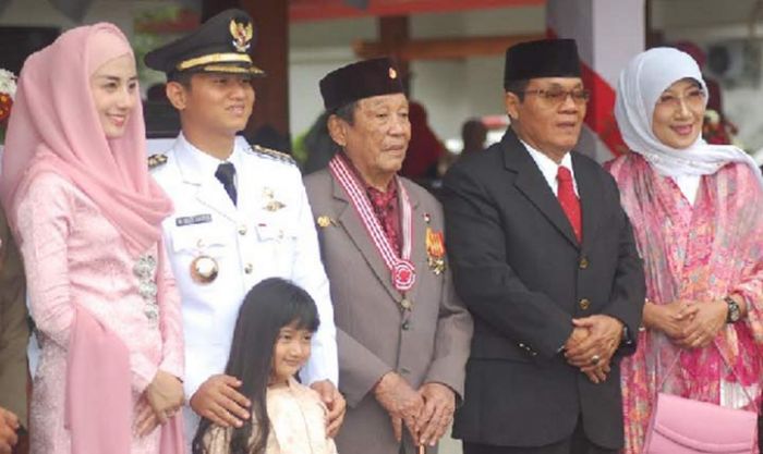 Usai Upacara HUT Kemerdekaan, Bupati Arifin Ajak Peserta Upacara Foto Bersama Usai Upacara HUT Kemerdekaan, Bupati Arifin Ajak Peserta Upacara Foto Bersama
