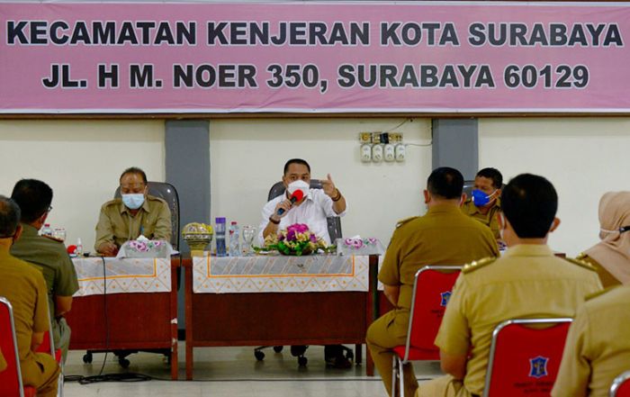 Minta Camat-Lurah Update Data MBR Saat Roadshow di Kenjeran, Wali Kota Eri Siapkan Intervensi Minta Camat-Lurah Update Data MBR Saat Roadshow di Kenjeran, Wali Kota Eri Siapkan Intervensi