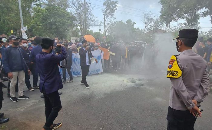 Pencurian di Lingkungan UTM Marak Lagi, Mahasiswa Demo Minta Polres Bangkalan Bentuk Tim Khusus Pencurian di Lingkungan UTM Marak Lagi, Mahasiswa Demo Minta Polres Bangkalan Bentuk Tim Khusus