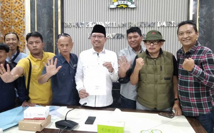 Soal Revisi UU Penyiaran, Lujeng dan Ketua DPRD Kabupaten Pasuruan Kirim Surat Penolakan Soal Revisi UU Penyiaran, Lujeng dan Ketua DPRD Kabupaten Pasuruan Kirim Surat Penolakan