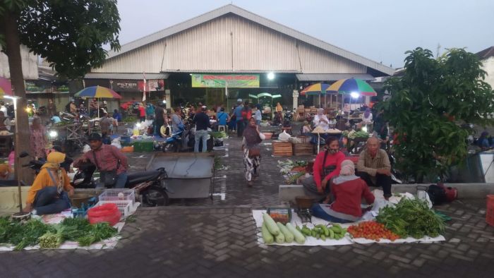 Dinas Perdagangan Kediri Terapkan Physical Distancing di Pasar Tradisional Pare Dinas Perdagangan Kediri Terapkan Physical Distancing di Pasar Tradisional Pare