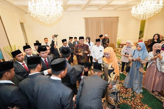 Dipamiti 33 Santri Penerima Beasiswa di Universitas Al-Azhar Cairo, Khofifah Beri Pesan Khusus Dipamiti 33 Santri Penerima Beasiswa di Universitas Al-Azhar Cairo, Khofifah Beri Pesan Khusus