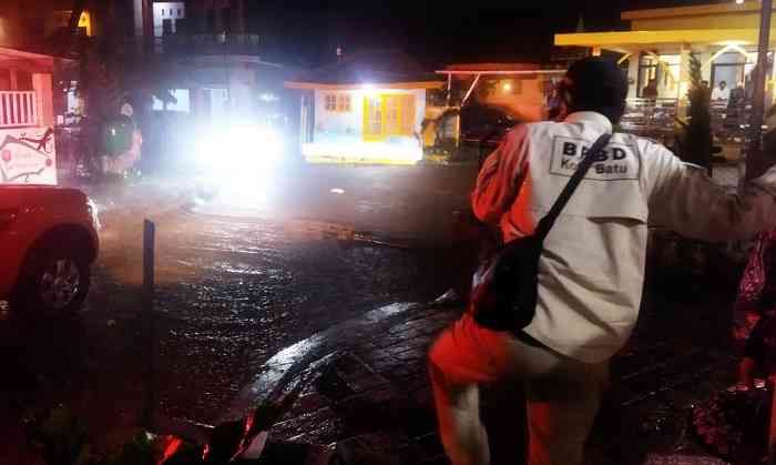 Plengsengan Ambrol, Timpa Dua Rumah Warga Kota Batu Plengsengan Ambrol, Timpa Dua Rumah Warga Kota Batu