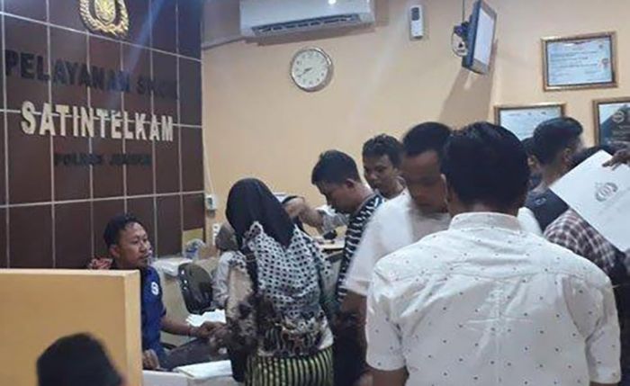 Berkerumun, Ratusan Pemuda Datangi Polres Jember untuk Urus SKCK Berkerumun, Ratusan Pemuda Datangi Polres Jember untuk Urus SKCK