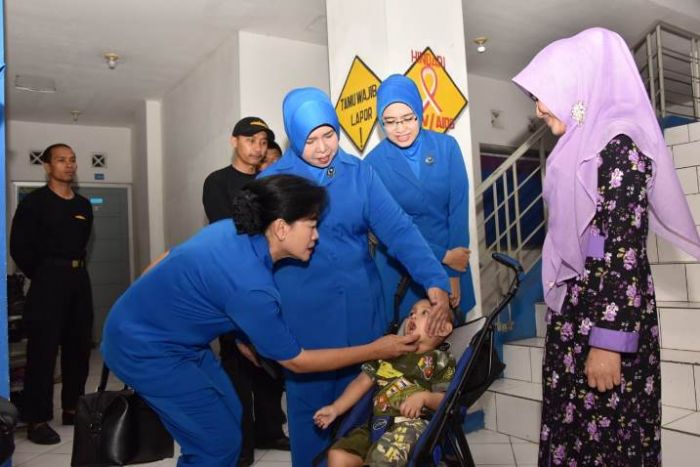 Peringati HUT Jalansenastri ke-72, Berikan Tali Asih Peringati HUT Jalansenastri ke-72, Berikan Tali Asih