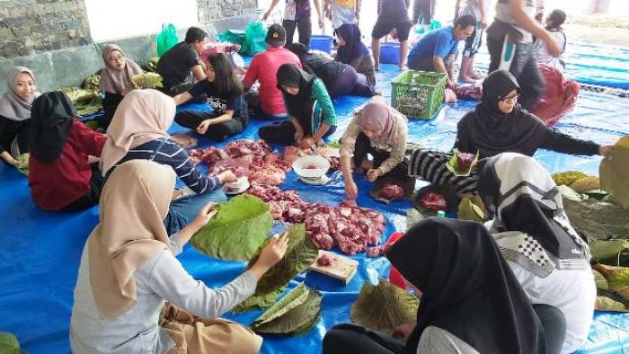 ​Potong 7 Ekor Sapi, KPP Pratama Tuban Bagikan 1.200 Bungkus Daging