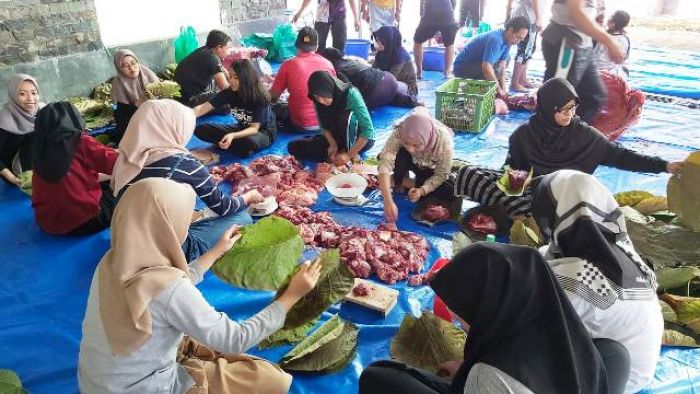 Potong 7 Ekor Sapi, KPP Pratama Tuban Bagikan 1.200 Bungkus Daging Potong 7 Ekor Sapi, KPP Pratama Tuban Bagikan 1.200 Bungkus Daging