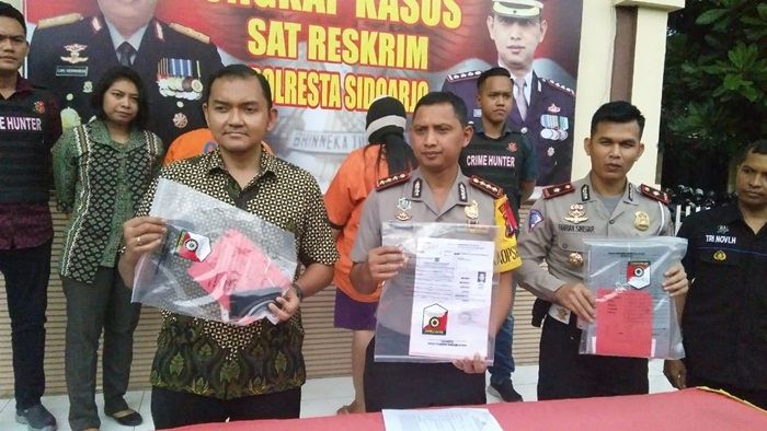 Janjikan Korban Tanpa Tes, Duo Emak ​Calo SIM di Sidoarjo Diamankan Polisi