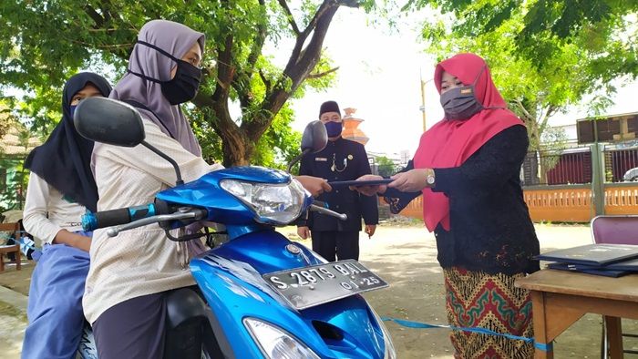 Cegah Sebaran Covid-19, SMPN 1 Mojowarno Jombang Bagikan Rapor Pakai Sistem Drive Thru