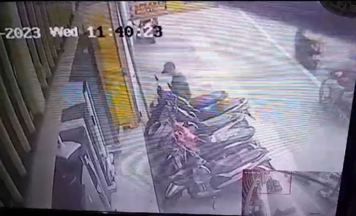 Terekam CCTV, Maling Motor di Jember Hanya Butuh Beberapa Detik untuk Gondol Honda Beat Terekam CCTV, Maling Motor di Jember Hanya Butuh Beberapa Detik untuk Gondol Honda Beat
