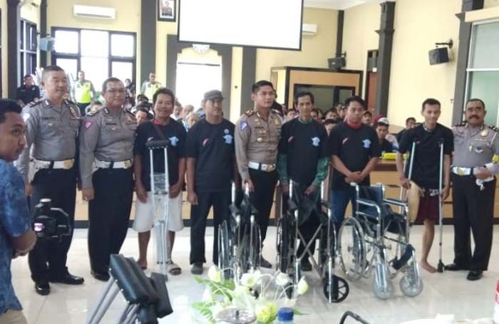 Peduli Disabilitas Korban Laka, Polres Lamongan Bantu Kursi Roda dan Kaki Palsu Peduli Disabilitas Korban Laka, Polres Lamongan Bantu Kursi Roda dan Kaki Palsu