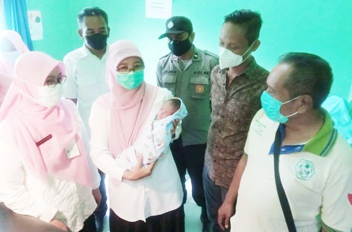 Bayi Berusia 2 Minggu Ditemukan Warga Tuban Tergeletak di Depan Garasi Rumah Bayi Berusia 2 Minggu Ditemukan Warga Tuban Tergeletak di Depan Garasi Rumah