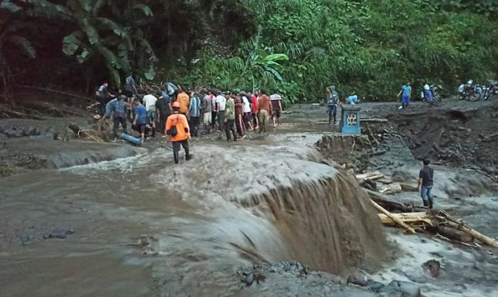 Banjir Bandang Terjang Dusun Barurejo Blitar Tiga Jembatan Putus Puluhan KK Terisolasi