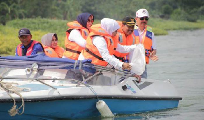 Cara Gubernur Khofifah Berantas Sampah Popok, Bersihkan Sungai dan Mengkreasi Sampah Jadi Rupiah