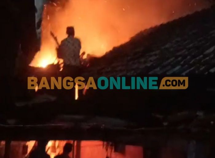Kebakaran Bubarkan Acara Maulid Nabi di Rumah Warga Kecamatan Kota Pamekasan Kebakaran Bubarkan Acara Maulid Nabi di Rumah Warga Kecamatan Kota Pamekasan
