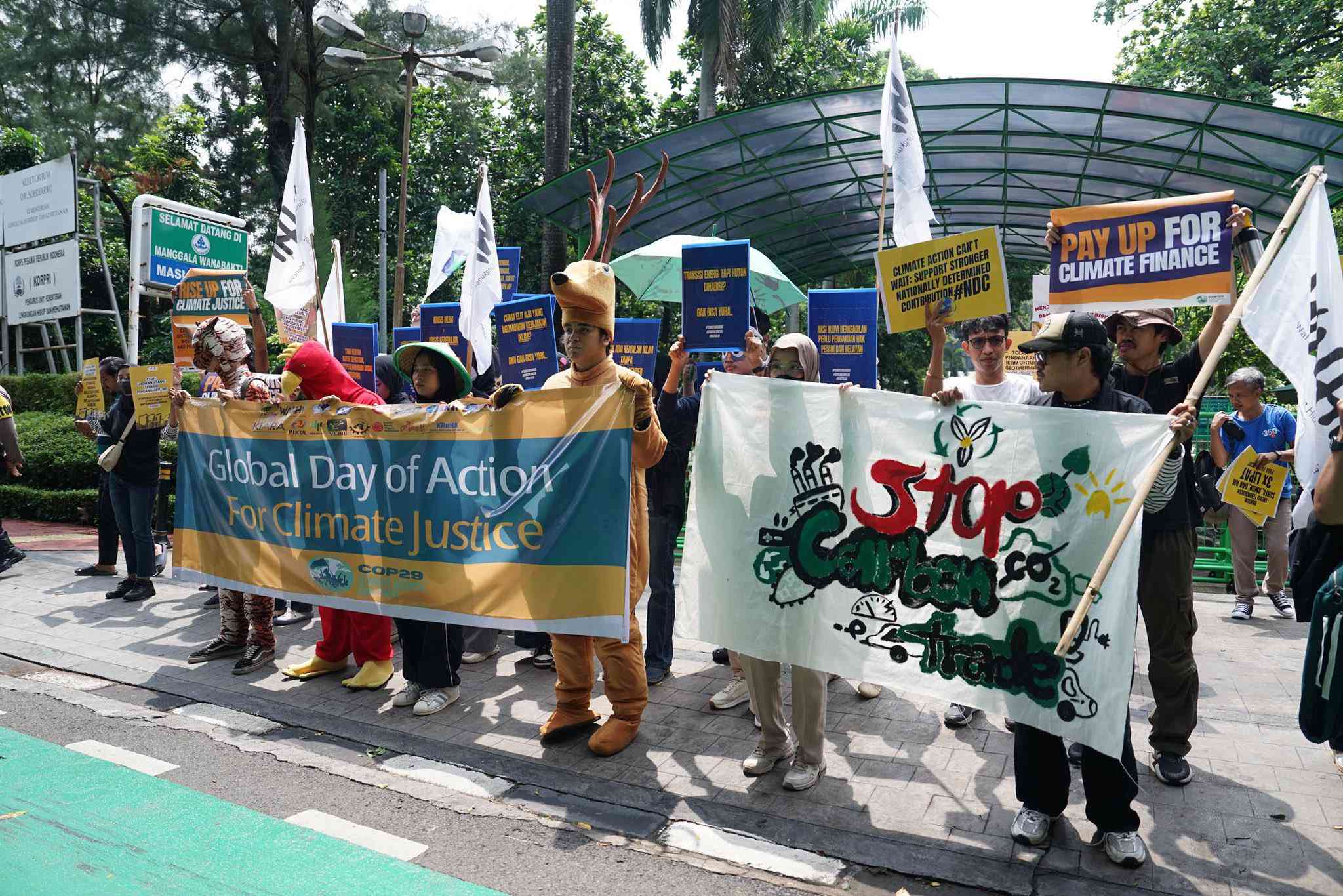 Dokumentasi Walhi saat aksi Global Day of Action for Climate Justice di depan kantor Kementerian Lingkungan Hidup Jakarta. Foto: ist
