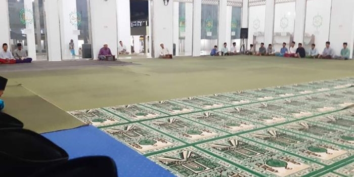 KH. Linul Qolbih Hamzah memimpin langsung tadarusan di Pondok Pesantren Hidayatullah Al Muhajirin Pasarean Bawah, Desa Buduran, Kecamatan Arosbaya. foto: FAUZI/ BANGSAONLINE