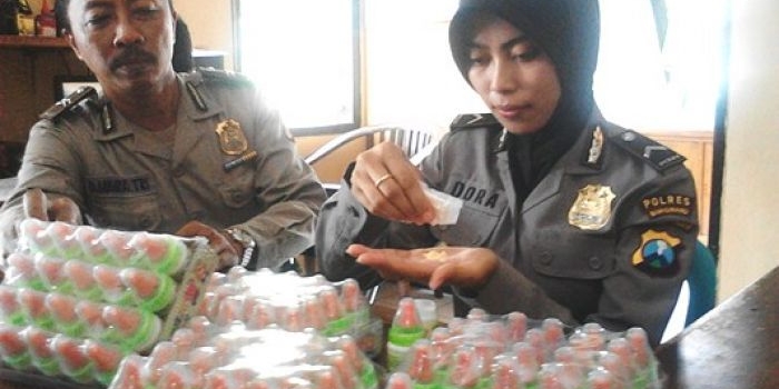 Polisi di Banyuwangi memeriksa jajanan permen dot yang diindikasikan mengandung narkoba.
