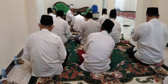 Para kiai di Jawa Timur melakukan ikhtiar batin untuk menghilangkan virus corona dengan bermunajat kepada Allah yaitu salat malam, istighatsah, dan doa bersama di Pondok Pesantren Amanatul Ummah Jalan Siwalankerto Utara Surabaya, Rabu (2/6/2020) malam. foto: MMA/ bangsaonline.com