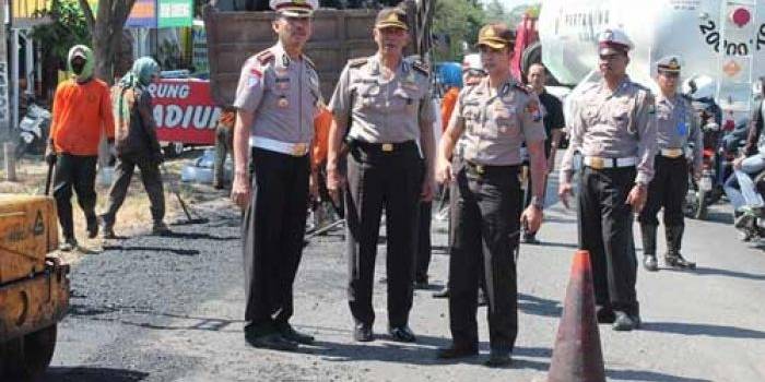 PANTAU - Kapolres Nganjuk bersama Ditlantas Polda Jatim saat sidak jalur mudik Lebaran, di Nganjuk. foto: soewandito/BANGSAONLINE