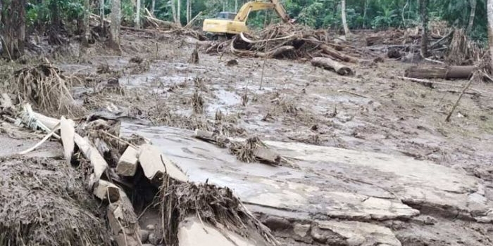 Kondisi arus sungai usai diterjang limbah diduga dari peternakan sapi Greenfields. Arus limbah itu menyebabkan 6 ekor sapi milik warga hilang. foto: AKINA/ BANGSAONLINE