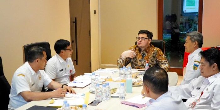 Bupati Kediri Hanindhito Himawan Pramana saat memimpin rapat terbatas. (Ist).
