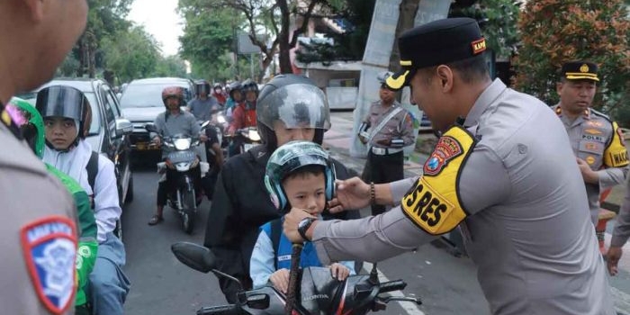 awali-operasi-patuh-semeru-2025-satlantas-polres-blitar-kota-bagikan-helm-dan-cokelat