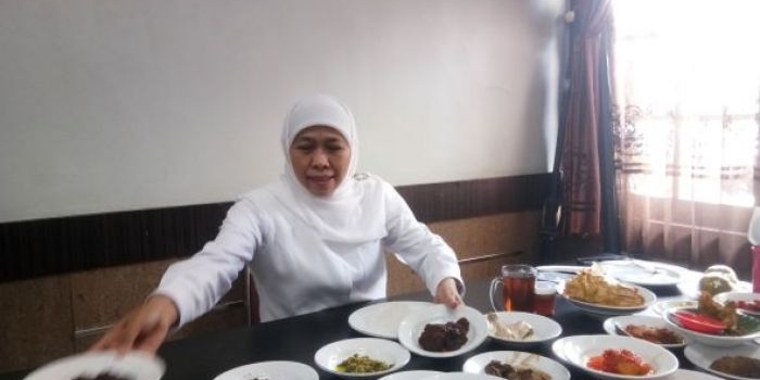 Gubernur Jawa Timur, Khofifah Indar Parawansa, di rumah makan Padang. Foto: DEVI FITRI/ BANGSAONLINE