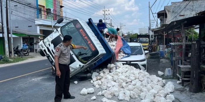 truk-kelebihan-muatan-hingga-as-roda-patah-terguling-di-lamongan-timpa-mobil-parkir