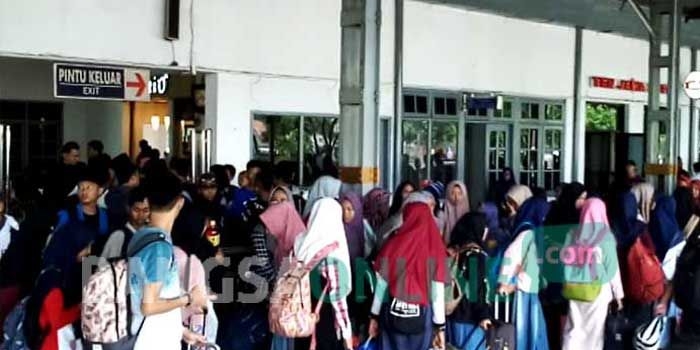 Para santri berjubel memadati stasiun Jombang menunggu kedatangan kereta api.