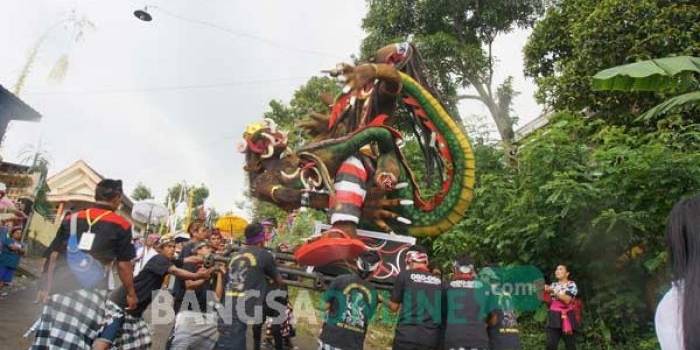 Ogoh-ogoh saat diarak. foto: rony suhartomo/ BANGSAONLINE